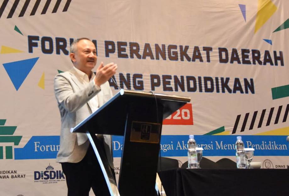 Sekda Jabar, Setiawan Wangsaatmaja memberikan sambutan pada acara Forum Perangkat Daerah Bidang Pendidikan Provinsi Jabar di Hotel El Royale, Kota Bandung, Rabu (19/2/2020). Foto: Ardian/dara.co.id