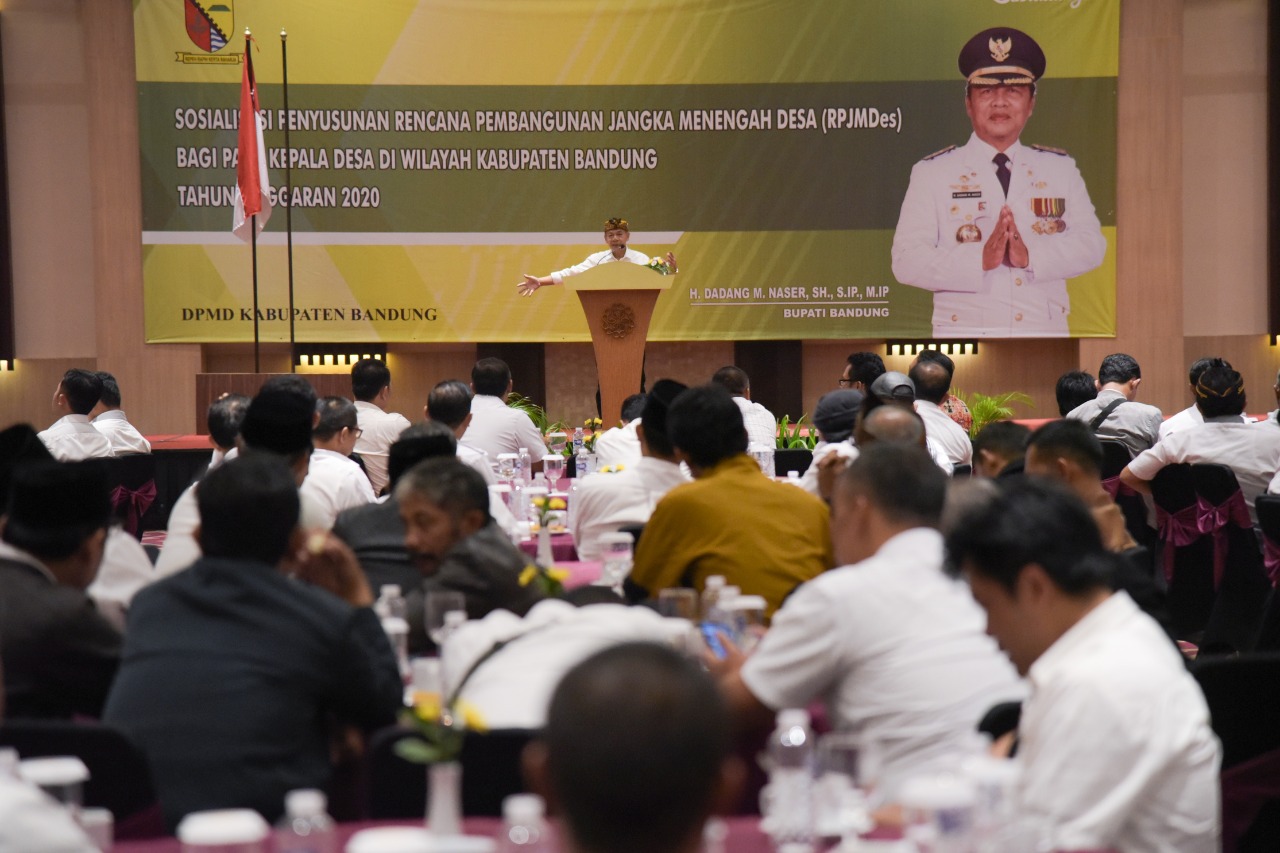 Sekda Kabupaten Bandung, Teddy Kusdiana saat memberikan sambutan pada acara Sosialisasi Penyusunan RPJMDes di Grand Sunshine Soreang, Kabupaten Bandung, Rabu (19/2/2020). Foto: Humas Setda Kabupaten Bandung