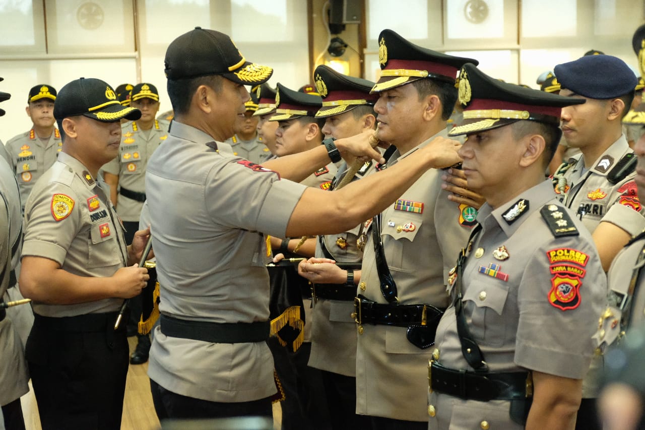 Kapolda Jabar, Irjen Pol Rudy Sufahriadi saat melakukan penyematan pada  Upacara Sertijab Pejabat Utama, Kapolrestabes, dan Kapolres jajaran Polda Jabar di Mapolda Jabar, Jalan Soekarno-Hatta, Kota Bandung, Rabu (19/2/2020). Foto: Humas Polda Jabar