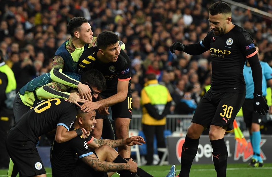 Sejumlah pemain Manchester City merayakan gol yang membawa mereka meraih kemenangan 1-2 atas Real Madrid di Sentiago Bernabeu, Kamis (27/2/2020). Foto: manchesterereveningnews.co.uk