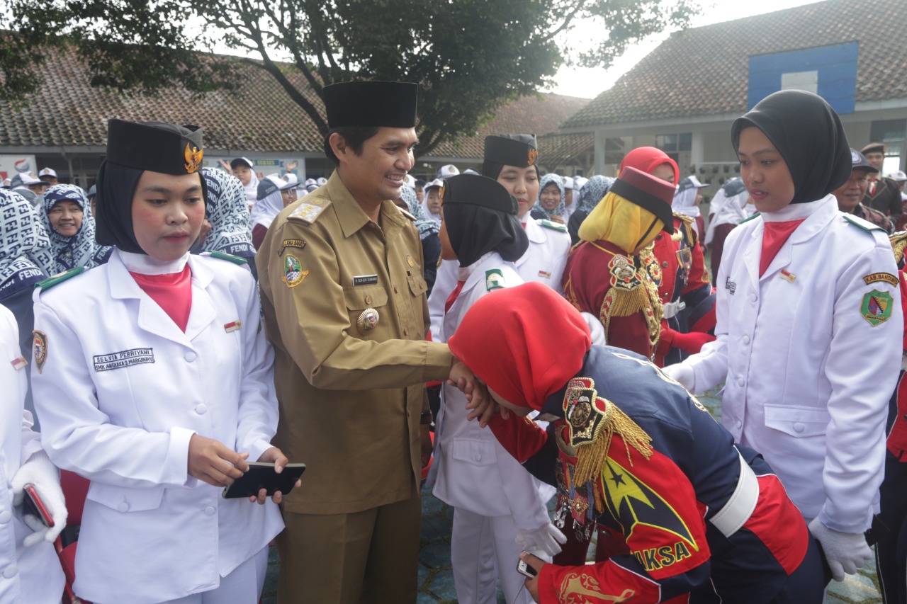 Wakil Bupati Bandung, Gun Gun Gunawan disalami siswi usai menjadi Pembina Upacara Bendera di SMK 2 Angkasa, Kecamatan Margahayu, Kabupaten Bandung, Jawa Barat, Senin (17/2/2020). (Foto: Humas Setda Kabupaten Bandung)