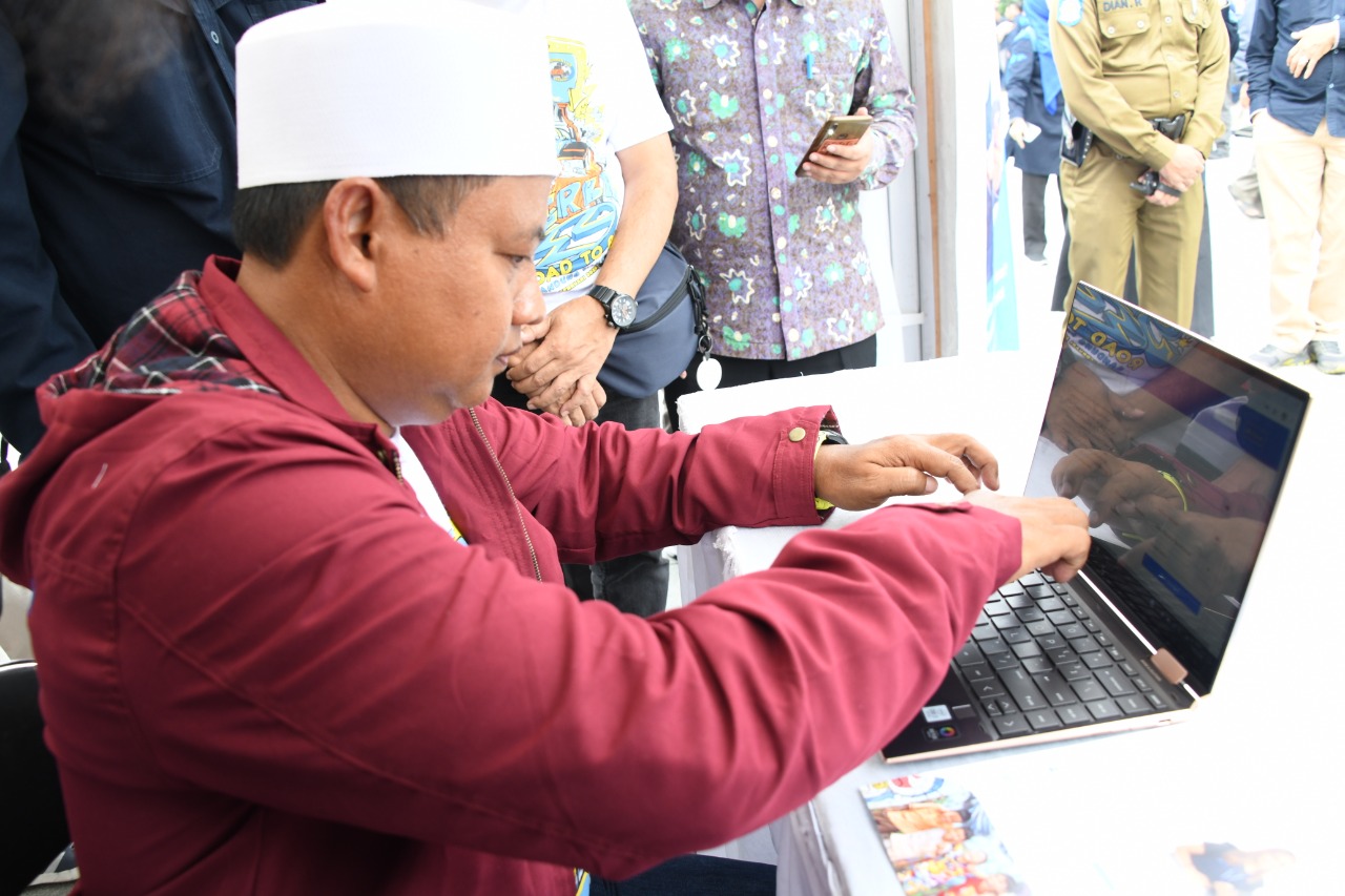 Wagub Jabar, Uu Ruzhanul Ulum saat memulai sensus penduduk online 2020 di Plaza Gedung Sate, Jalan Diponegoro, Kota Bandung, Sabtu (15/2/2020).
Foto: Istimewa