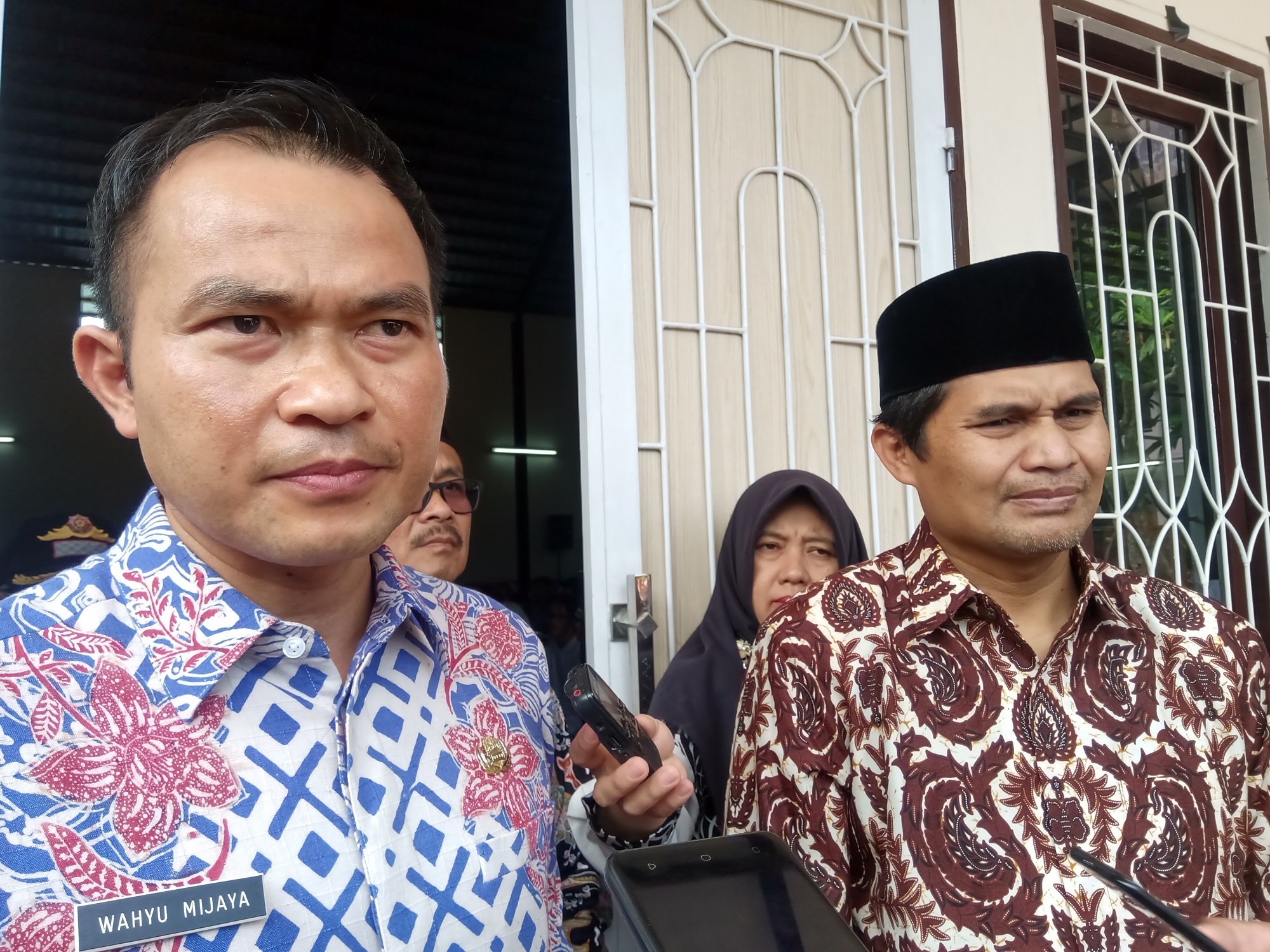 Sekdisdik Jabar, Wahyu Wijaya (kiri) dan Wakil Bupati Bandung, gun Gun Gunawan saat diwawancarai di sela acara penyerahan bantuan edubox di SMAN 1 Margahayu, Kabupaten Bandung, Jawa Barat, Jumat (14/2/2020).