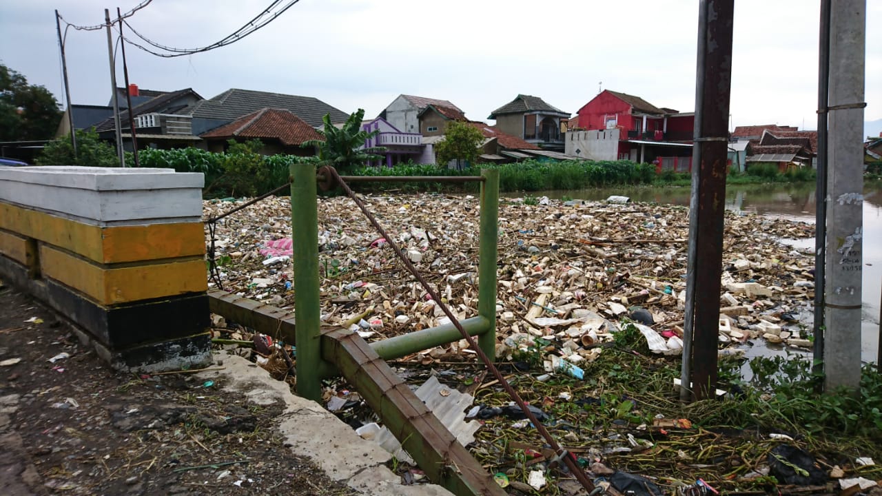 Sampah menumpuk di bawah jembatan Cikeruh, Bojongsoang, Kabupaten Bandung/Fattah