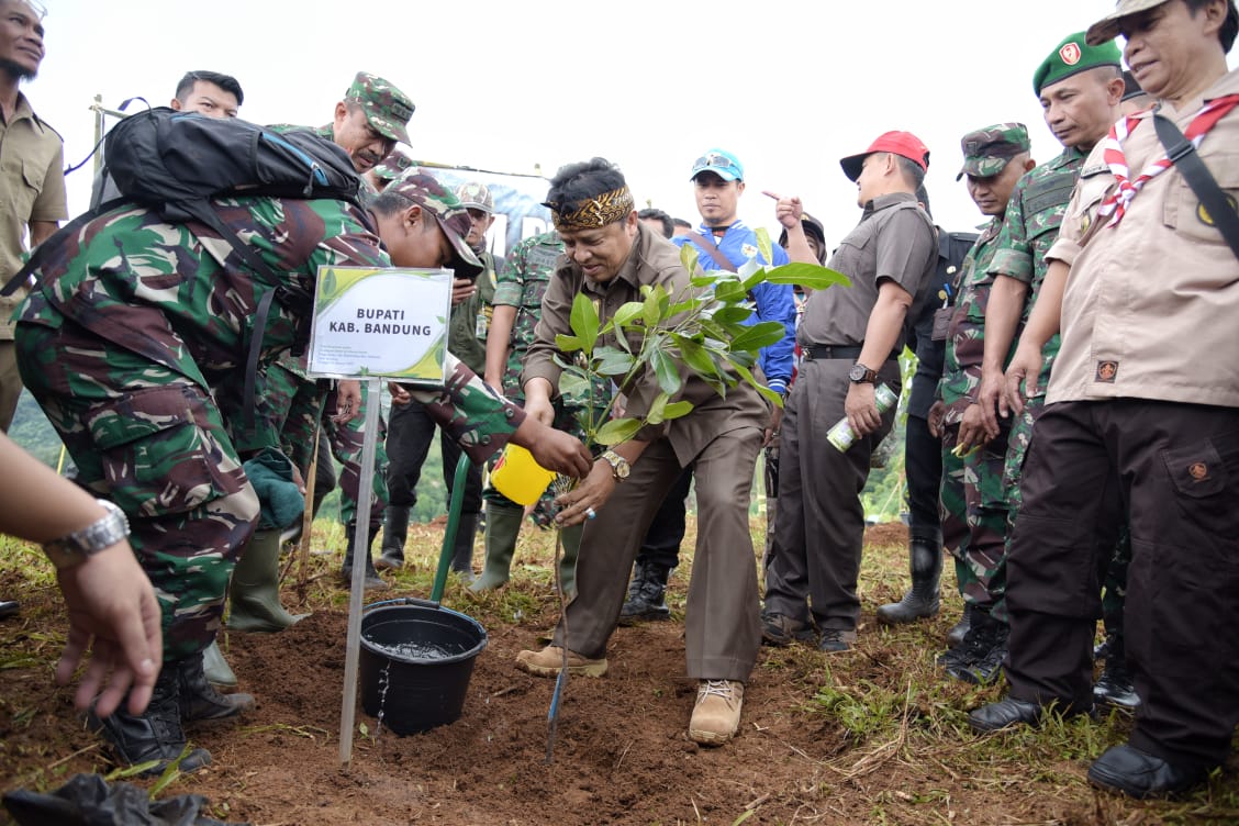 Bupati Bandung H. Dadang M. Naser menanam bibit pohon pada kegiatan Gerakan Bulan Menanam di Desa Mekarsaluyu, Kecamatan Cimenyan, Kabupaten Bandung, Selasa (25/2/2020). Foto: Humas Setda Kabupaten Bandung