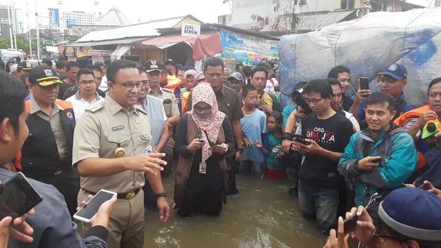 Gubernur DKI Jakarta, Anies Baswedan pantau lokasi banjir/ Foto : Liputan6.com