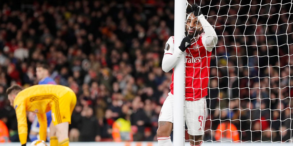 Striker Arsenal, Alexandre Lacazette menyesali kegagalannya mencetak gol pada laga leg kedua babak 32 besar Liga Europa kontra Olympiakos di Emirates Stadium, Jumat (28/2/2020) dini hari WIB. Foto: bola.net/© AP Photo
