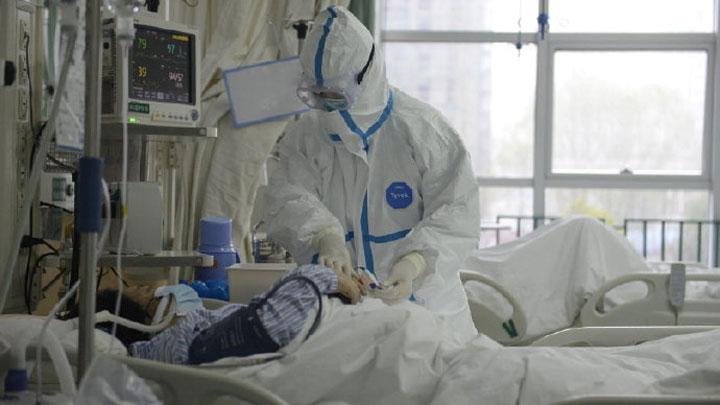 Seorang petugas melakukan pengecekan pada pasien yang terkena penyakit pneumonia akibat virus corona di Rumah Sakit Pusat Wuhan Via Weibo di Wuhan, Cina./REUTERS/Tempo.co 