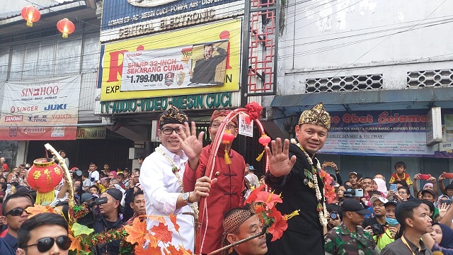 Menteri Pariwisata dan Ekonomi Kreatif , Wishnutama dan Gubernur Jabar Ridwan Kamil, membuka Bogor Street Festival CapbGomeh (CGM) 2020 di Kota Bogor, Sabtu (8/2/2020)/galamedianews