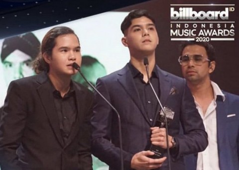 El dan Dul mewakili Dewa 19 pada acara Billboar Indonesia Musik Award/foto medco.com