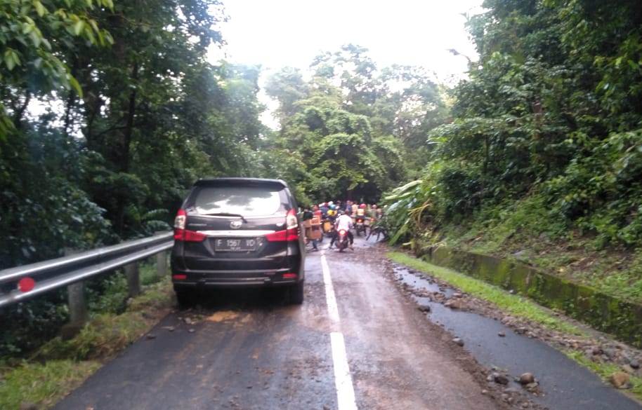 Sejumlah jalan di Sukabumi  terisolasi akibat terkena longsor (Foto: Riri/dara.co.id)