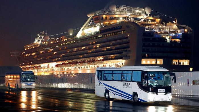 warga AS dibawa dengan bus dari pelabuhan Yokohama yang menjadi lokasi karantina kapal pesiar Diamond Princess, menuju Bandara Haneda untuk diterbangkan ke AS (Foto AP/detikcom.)