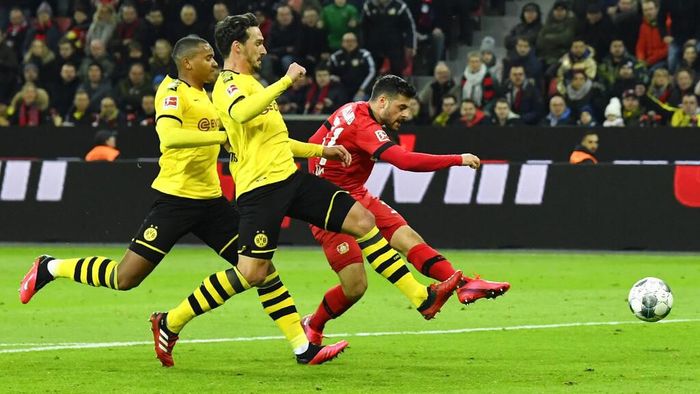 asil Liga Jerman: Leverkusen Menangi Drama 7 Gol Lawan Dortmund



Leverkusen - Tujuh gol tercipta dalam pertandingan Liga Jerman antara Bayer Leverkusen vs Borussia Dortmund. Leverkusen tampil sebagai pemenang dengan skor akhir 4-3.
Pada pertandingan di Bay Arena, Minggu (9/2/2020) dinihari WIB, kedua tim bermain seimbang di babak pertama. Striker Leverkusen Kevin Volland membuka skor yang dibalas Dortmund dengan sepasang gol melalui Mats Hummels dan Emre Can.

Namun jelang paruh babak, Volland mencetak gol keduanya untuk menyamakan skor 2-2. Dortmund lantas kembali unggul berkat gol Raphael Guerrerio, tapi sepasang gol cepat yang diciptakan Leverkusen melalui Leon Baily dan Lars Bender memastikan tiga angka berhasil diraup tim tuan rumah.

Dengan hasil ini, Dortmund gagal naik peringkat di klasemen Liga Jerman. Die Borussen terpaku di posisi ketiga dengan perolehan 39 poin hasil 21 pertandingan, tertinggal dua poin dari RB Leipzig di urutan kedua (41), dan tiga poin dari juara bertahan Bayern Munich (42). Sementara itu Leverkusen naik ke posisi kelima dengan raihan 37 poin.

Hujan gol di laga Leverkusen vs Dortmund dimulai di menit ke-20. Kevin Volland menjaringkan bola ke sudut kanan bawah gawang Dortmund setelah memaksimalkan umpan Nadiem Amiri. Leverkusen memimpin 1-0.

Keunggulan Leverkusen hanya bertahan tiga menit. Dortmund menyamakan skor menjadi 1-1 di menit ke-24. Dari sepak pojok Jadon Sancho, Mats Hummels melompat paling tinggi untuk menyelesaikan dengan sundulan.

Setelah pertandingan bergulir lebih dari setengah jam, Dortmund sukses membalikkan kedudukan. Emre Can mencetak gol spektakuler dari luar kotak penalti ke sudut atas gawang Leverkusen. Dortmund berbalik unggul 2-1 di menit ke-35.

Tertinggal, Leverkusen terus menekan pertahanan Dortmund. Menjelang turun minum, tim tuan rumah berhasil menyeimbangkan permainan dalam kedudukan 2-2.

Diawali dari sepak pojok pendek, sebuah crossing dari sayap kiri diterima Jonathan Tah di tiang jauh. Tah melepaskan umpan tarik lambung ke tengah kotak penalti yang dituntaskan Volland dengan tembakan voli.

Usai turun minum, Leverkusen membuang peluang untuk kembali unggul. Di menit ke-63 Kai Havertz berhasil melewati penjagaan Roman Buerki, namun penyelesaiannya justru mengenai tiang gawang.

Hanya dua menit kemudian justru Dortmund mencuri gol untuk mengubah skor menjadi 3-2 di menit ke-65. Kerjasama Achraff Hakimi dan Sancho diakhiri Raphael Guerreiro dengan sepakan mendatar dari sisi kiri ke sudut bawah gawang.

Kemenangan Dortmund mesti batal. Memasuki 10 menit terakhir, Leverkusen berhasil menyarangkan gol melalui Leon Bailey. Di menit ke-82, Bailey menceploskan bola rebound setelah tembakan Volland disapu. Hanya semenit kemudian, gawang Dortmund kembali bergetar setelah sundulan Lars Bender menyambut crossing Daley Sinkgraven.



Bayern Leverkusen mengalahkan Borussia Dortmund 4-3/detik.com