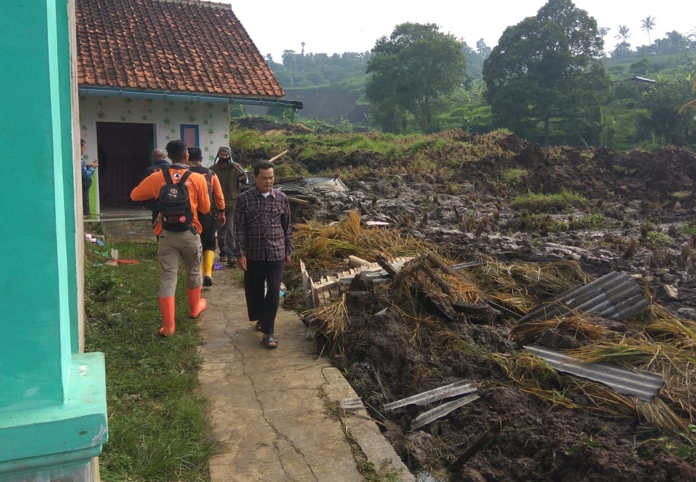 Petugas BPBD Kabupaten Bandung Barat mendatangi lokasi longsor di Hegarmanah, Kecamatan Ngamprah, Rabu (12/2/2020) Foto : M. Zein