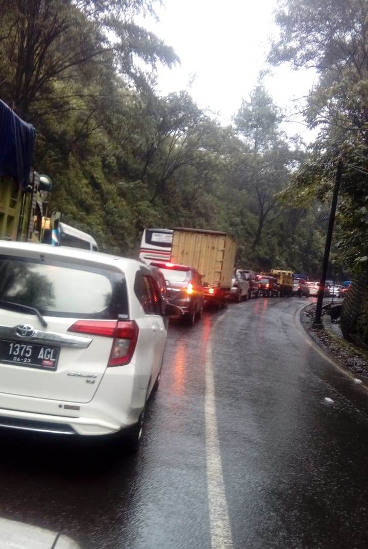 Arus Lalulintas Bandung- Garut 
 macet sepanjang 5 Km,, Jumat (28/2/2020). Kemacetan diduga akibat longsor di seputar Leubakjero/Foto : ist)