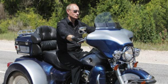 Presiden Rusia Vladimir Putin mengendarai motor tanpa helm..( ©Visor Down/merdeka.com)