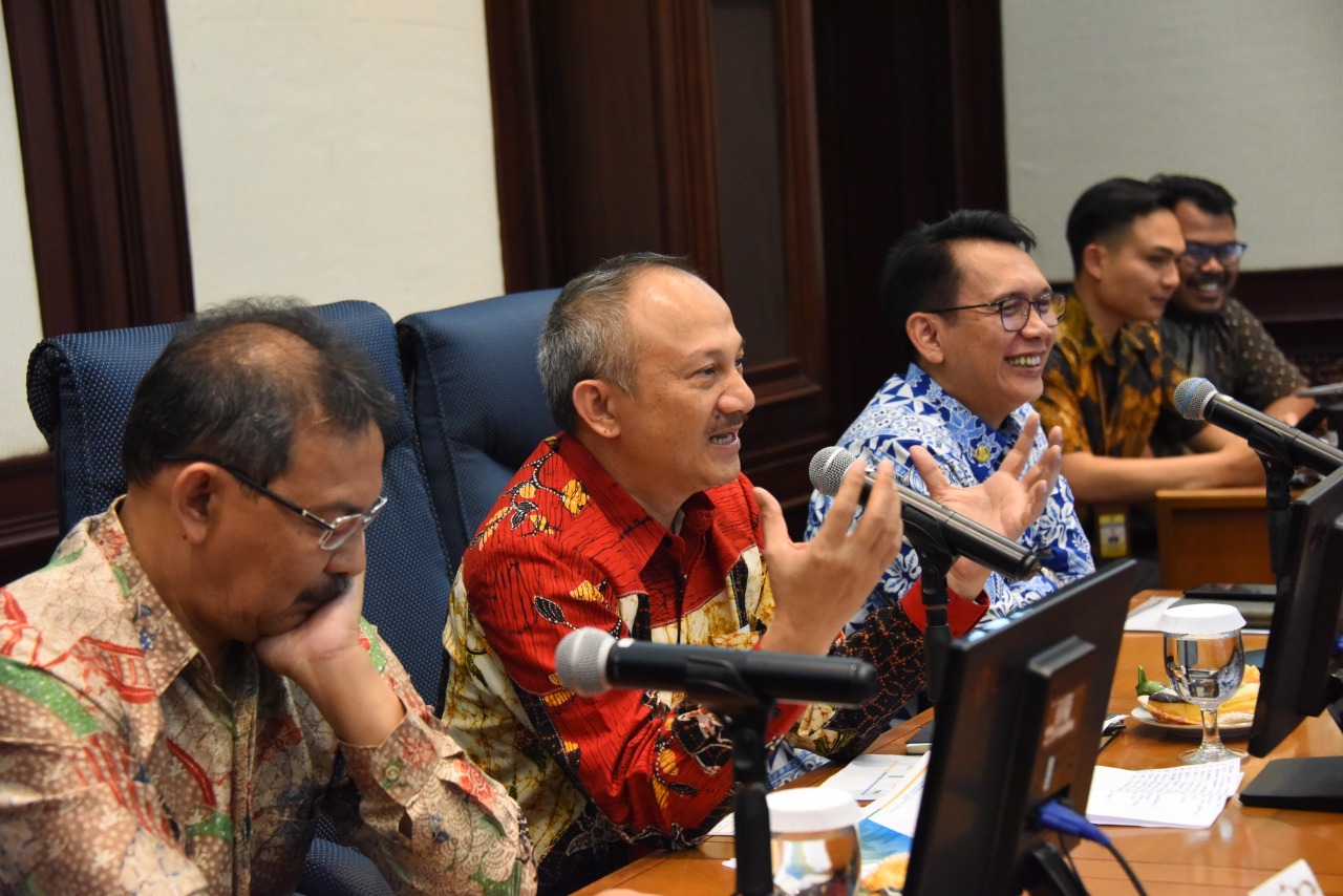 
Sekretaris Daerah Provinsi Jawa Barat, Setiawan Wangsaatmaja  memimpin rapat korrdinas penanggulangan banjir di di Gedung Sate, Jalan Diponegor, Bandung, Jumat (28/2/2020). Foto Ardean Resco/dara.co.id