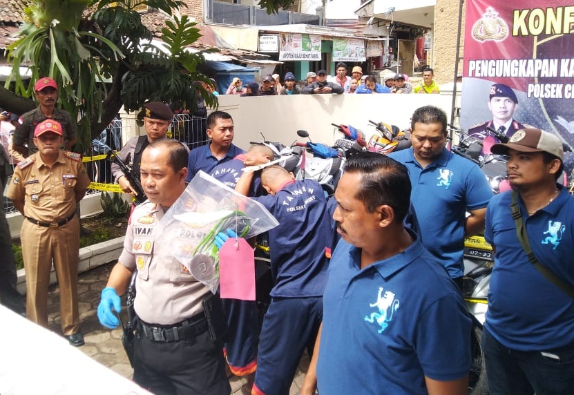 Kapolsek Ciwidey, AKP Ivan Taofik menunjukkan barang bukti kasus curanmor saat gelar perkara di Mapolsek Ciwidey, Kabupaten Bandung, Jawa Barat, Senin (10/2/2020). 
Foto: Muhammad Zein/dara.co.id
 