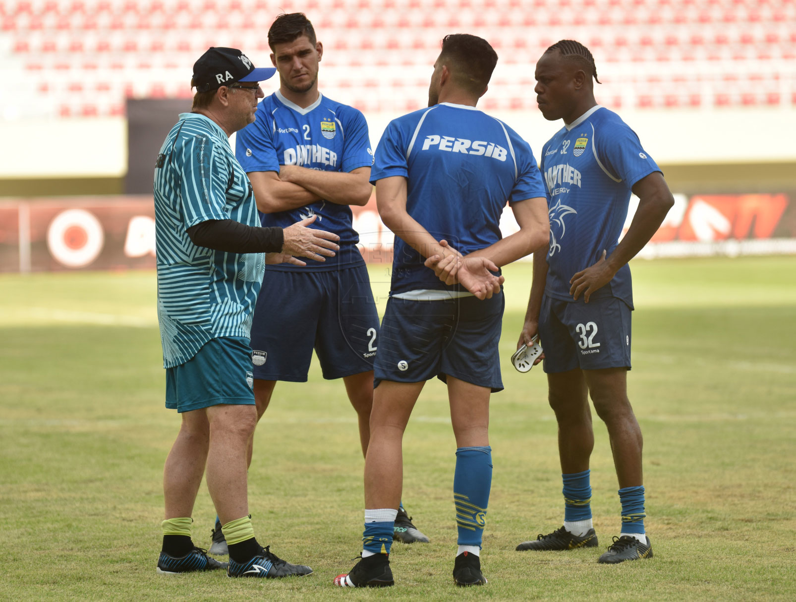  Pelatih Persib,, Robert Alberts memberikan instruksi kepada tiga pemain asing yang baru/ persib.co.id 