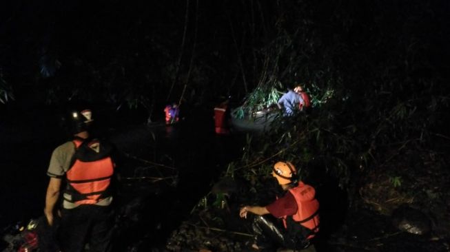 Tim SAR gabungan menyisir korban hanyut siswa SMPN 1 Turi di aliran sungai Sempor di Dusun Pisangan (Foto: suara.com/suaraJogja/galih priatmojo)