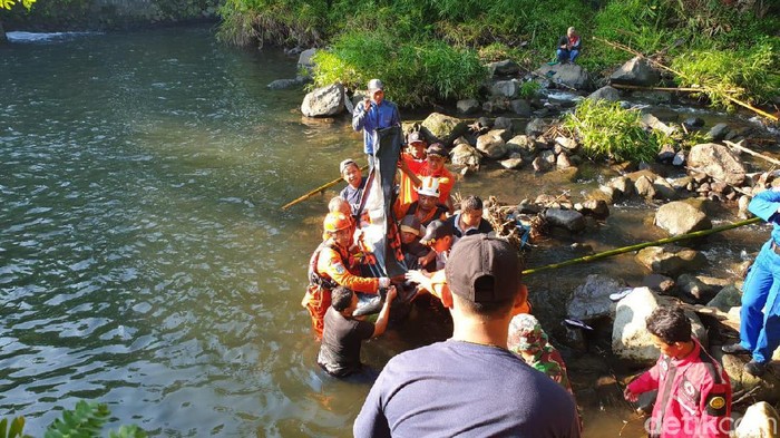 Evakuasi 2 korban terakhir susur sungai SMPN 1 Turi. (Foto: Dok. Basarnas/detikcom)