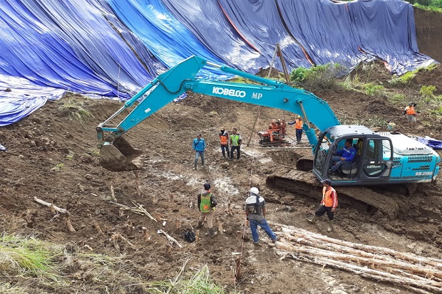 Sejumlah pekerja melakukan upaya perbaikan dan pemulihan ruang milik jalan (rumija) Tol Cipularang, Minggu (16/2/2020). Foto/Dok.PT Jasa Marga/ sindonews.com