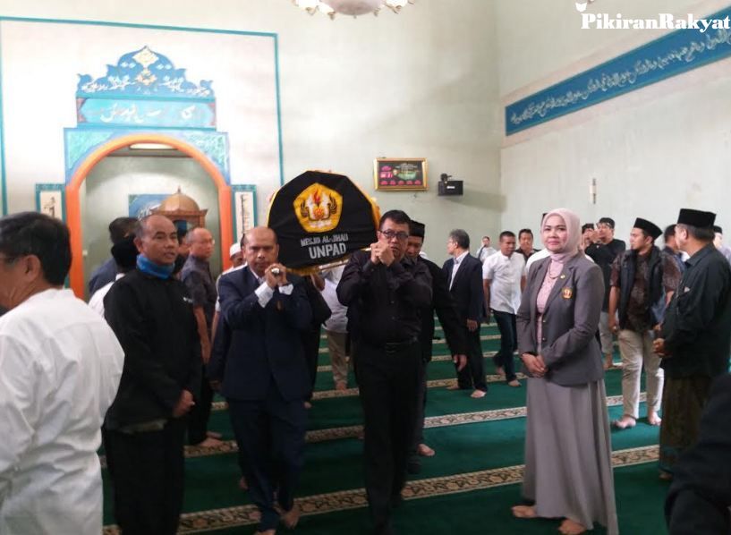 JENAZAH Himendra dibawa keluar dari masjid Al-Jihad di dalam Kampus Unpad untuk dimakamkan di Cirebon, Jumat (14/2/2020) Foto : pikiranrakyat.com