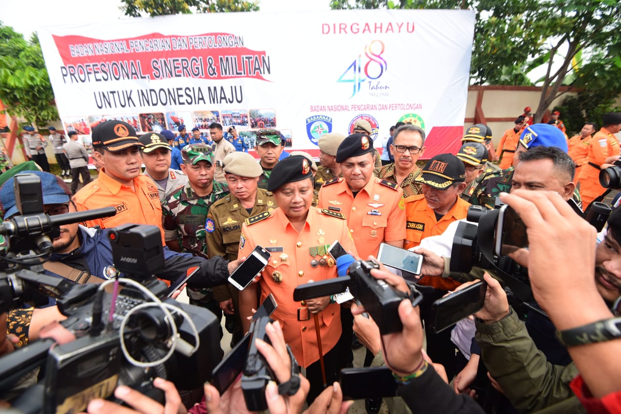 
Wakil GubernurJawa Barat,  Uu Ruzhanul Ulum usai menjadi inspektur upacara Peringatan HUT Basarnas ke-48 di Kantor SAR Bandung, Kabupaten Sumedang, Jumat (28/2/2020)/Foto : Ardian Resco/dara.co.id
