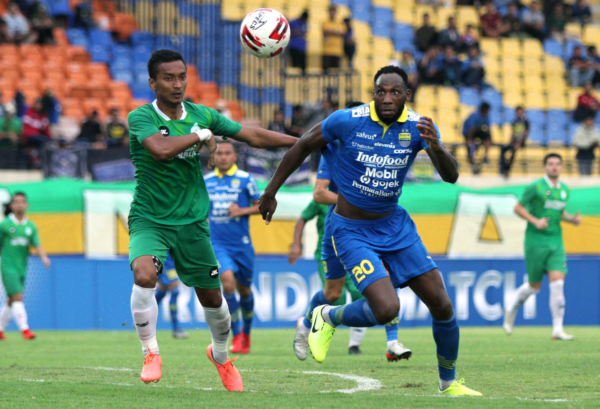 Pemain asing Persib Bandung, Geoffrey Castillion (kanan) berusaha melewati hadangan pemain Melaka United pada pertandingan ujicoba di Stadion Si Jalak Harupat, Kutawaringin, Kabupaten Bandung, Jawa Barat, Sabtu (1/2/2020). Pada pertandingan tersebut, Persib berhasil mengalahkan Melaka United dengan skor 3-1.
(Foto: Muhammad Zein/dara.co.id)