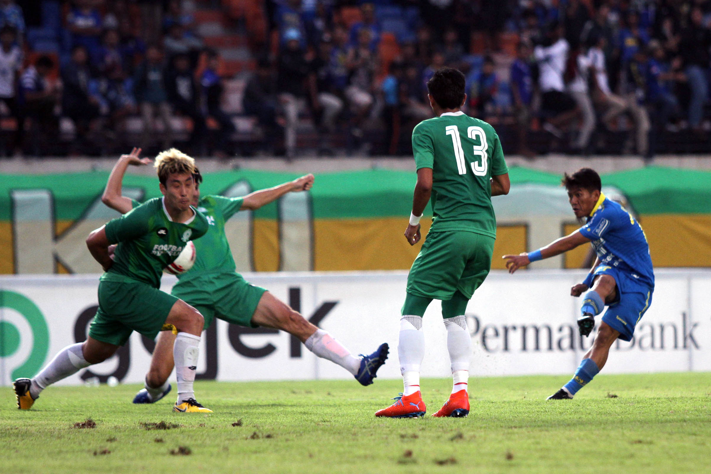 Pemain Persib Bandung, Ghozali Siregar (kanan) melepaskan tendangan ke arah gawang Melaka United pada pertandingan uji coba di Stadion Si Jalak Harupat, Kutawaringin, Kabupaten Bandung, Jawa Barat, Sabtu (1/2/2020). Pada pertandingan tersebut Persib Bandung berhasil mengalahkan Melaka United dengan skor 3-1.
Foto: zein/dara.co.id