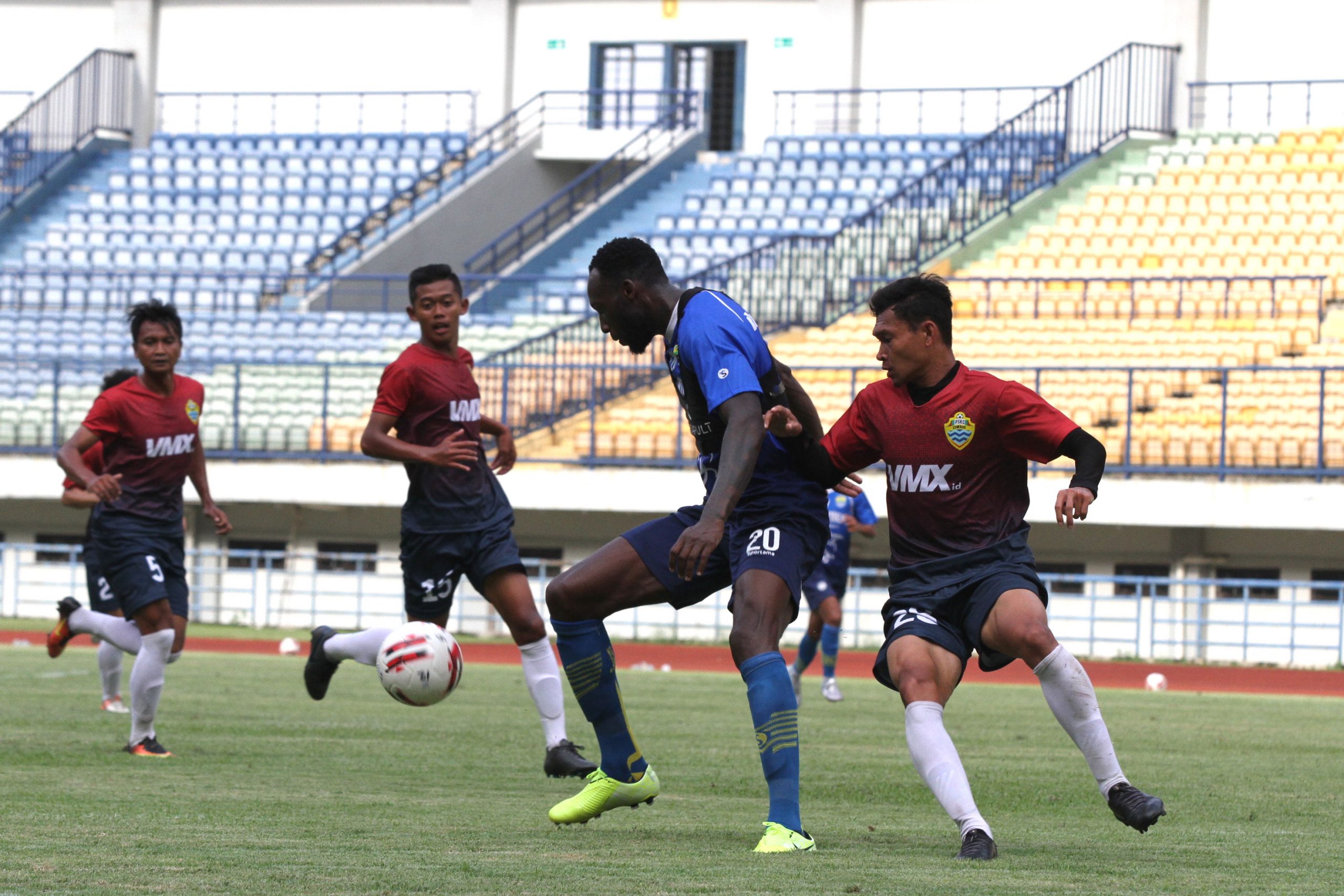 Pemain Persib Bandung, Geoffrey Castillion berusaha mengontrol bola dengan dibayangi pemain PSKC Cimahi pada pertandingan uji coba di Stadion GBLA, Gedebage, Kota Bandung, Jawa Barat, Sabtu (8/2/2020) sore.
(Foto: Muhammad Zein/dara.co.id)