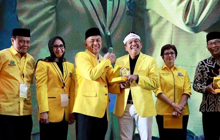 Ade Barkah Surachman berjabat tangan dengan Dedi Mulyadi. (Foto: Purwanda/dara.co.id)