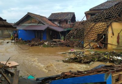 Banjir bandang akibat Sungai Cisunggalah jebol menerjang Desa Panyadap, Kecamatan Solokanjeruk, Kabupaten Bandung, Jawa Barat. Senin (30/3/2020) malam. (Foto: Istimewa)