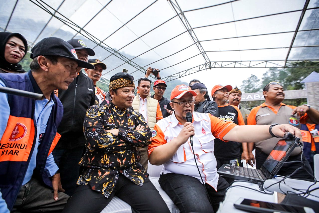 Bupati Bandung, H. Dadang M. Naser saat menghadiri Festival Gunung Puntang ‘Hallo Bandoeng Netherland Amateur Radio Fair 2020’ di Gunung Puntang, Kecamatan Cimaung, Kabupaten Bandung, Jawa Barat, Jumat (13/3/2020). (Foto: Humas Setda Kabupaten Bandung)