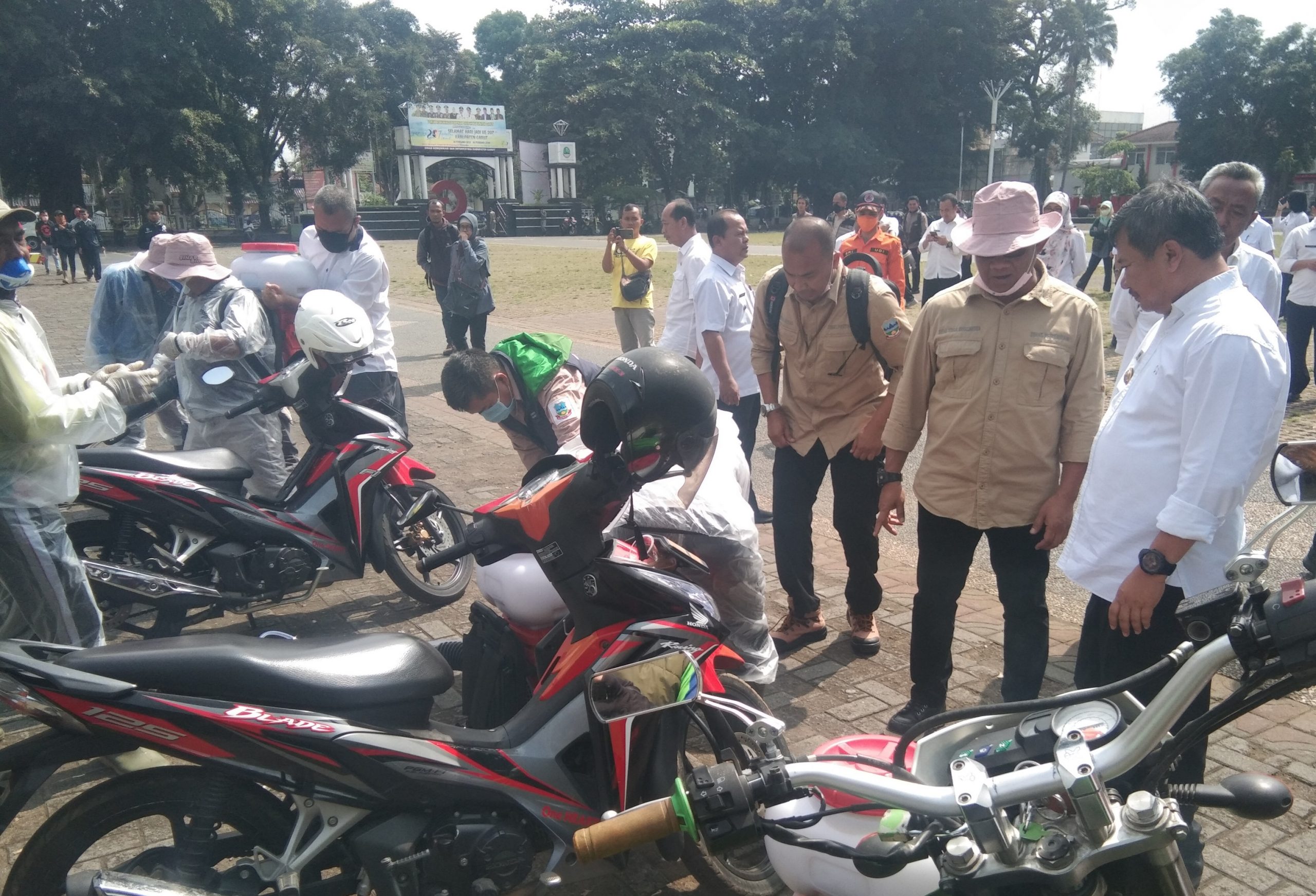 Bupati Garut, Rudy Gunawan (kanan) mengecek kesiapan petugas di Alun-alun Garut yang akan melakukan penyemprotan disinfektan ke sejumlah ruang publik di Kabupaten Garut, Jawa Barat, Rabu (18/3/2020). (Foto: Beni/dara.co.id)