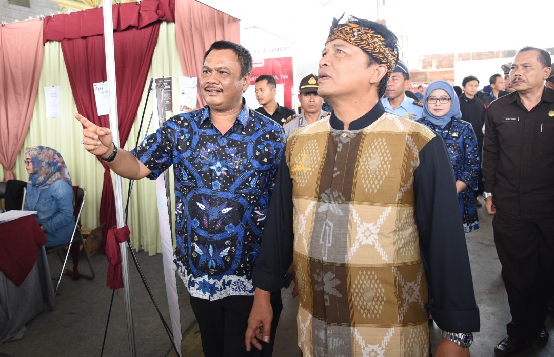 Bupati Bandung, H. Dadang M. Naser (kanan) dan Kadisnaker Kabupaten Bandung, H. Rukmana. (Foto: Humas Setda Kabupaten Bandung).