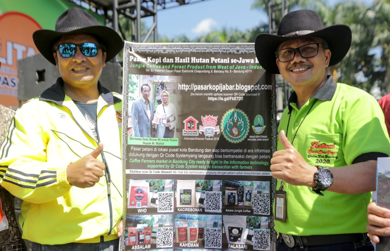 Bupati Bandung, H. Dadang M. Naser (kiri) dan Kadistan Kabupaten Bandung, A. Tisna Umaran. (Foto: Humas Setda Kabupaten Bandung)