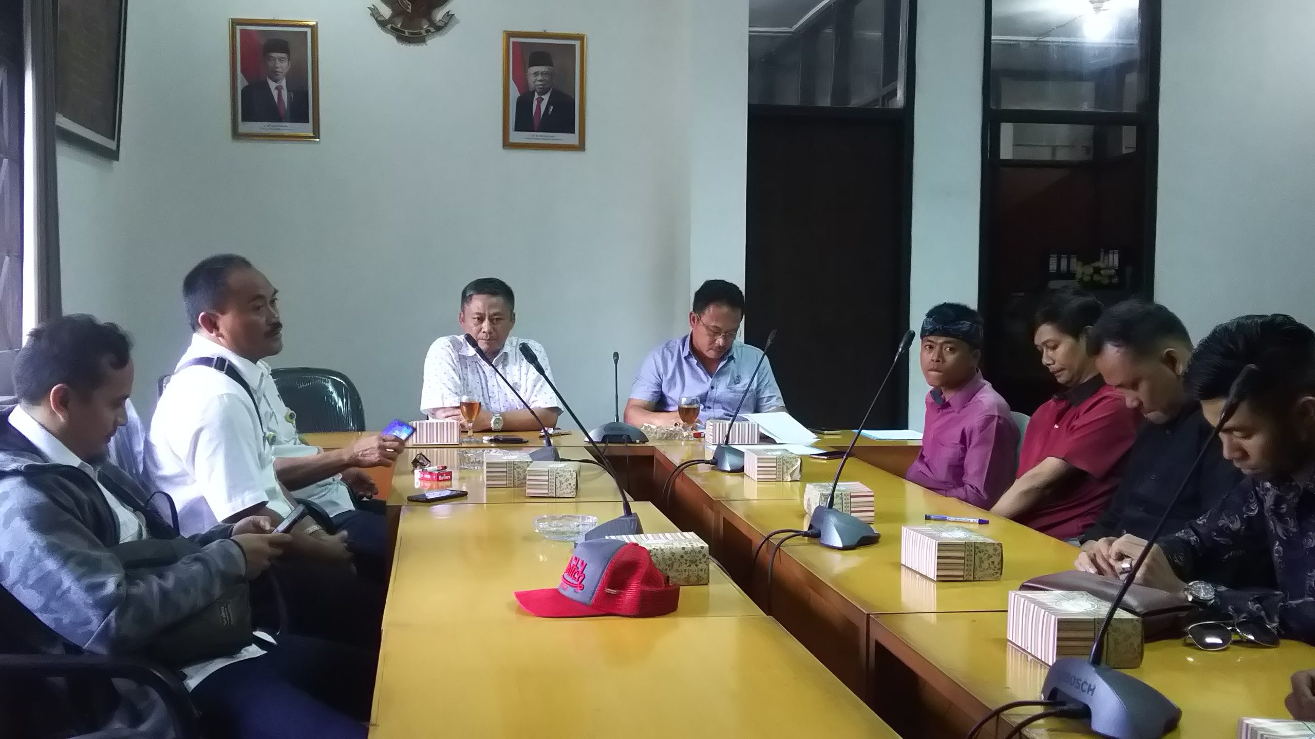 LSM Gebrak saat melakukan audiensi dengan Dinas PUTR dan Komisi C DPRD Kabupaten Bandung di Soreang, Rabu (11/3/2020). (Foto: Agus Fattah/dara.co.id)