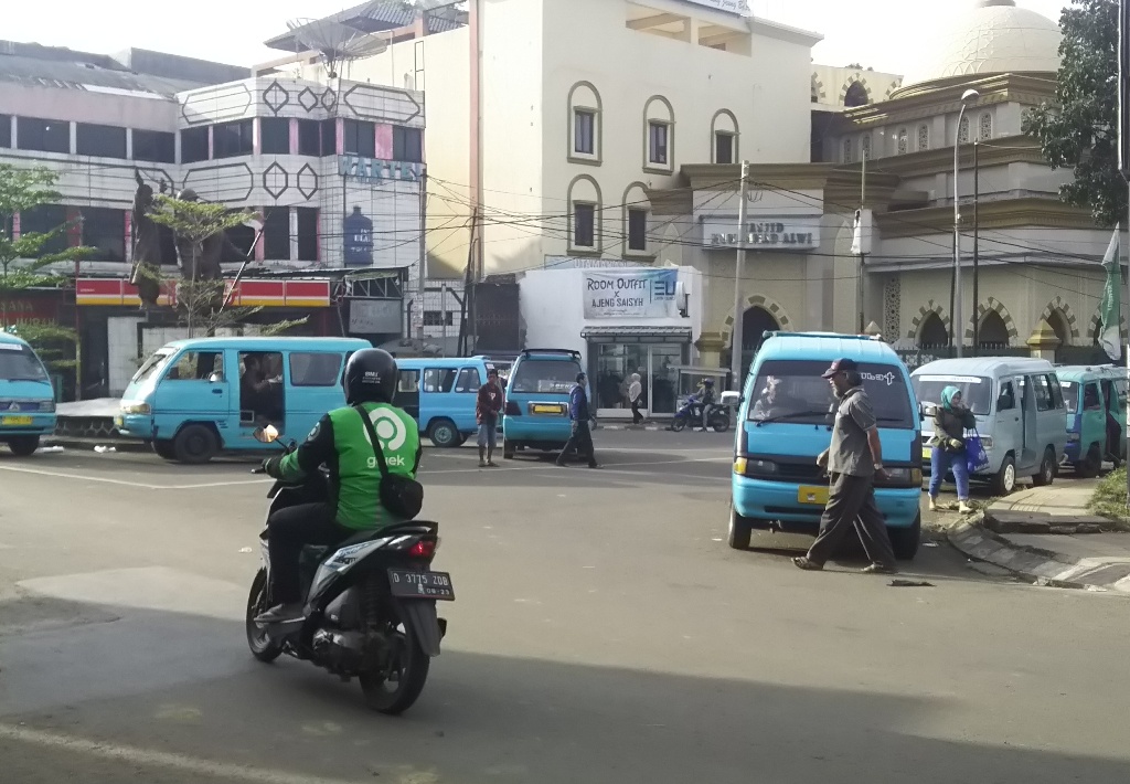 Sejumlah angkor jurusan Soreang-Banjaran terlihat mengetem di pertigaan Jalan Raya Soreang-Ciwidey tepatnya sebelum Pasar Soreang, Kabupaten Bandung. Jawa Barat. (Foto: Agus Fattah/dara.co.id)