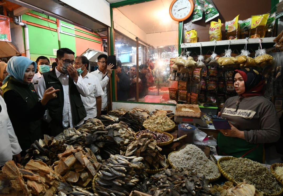 Ilustrasi. Gubernur Jabar, Ridwan Kamil bersama istri, Atalia Praratya melakukan pengecekan ketersediaan dan harga sembako di pasar Sederhana, Kota Bandung, Jawa Barat, Rabu (18/3/2020). (Foto: Ardiansyah Putra/dara.co.id)