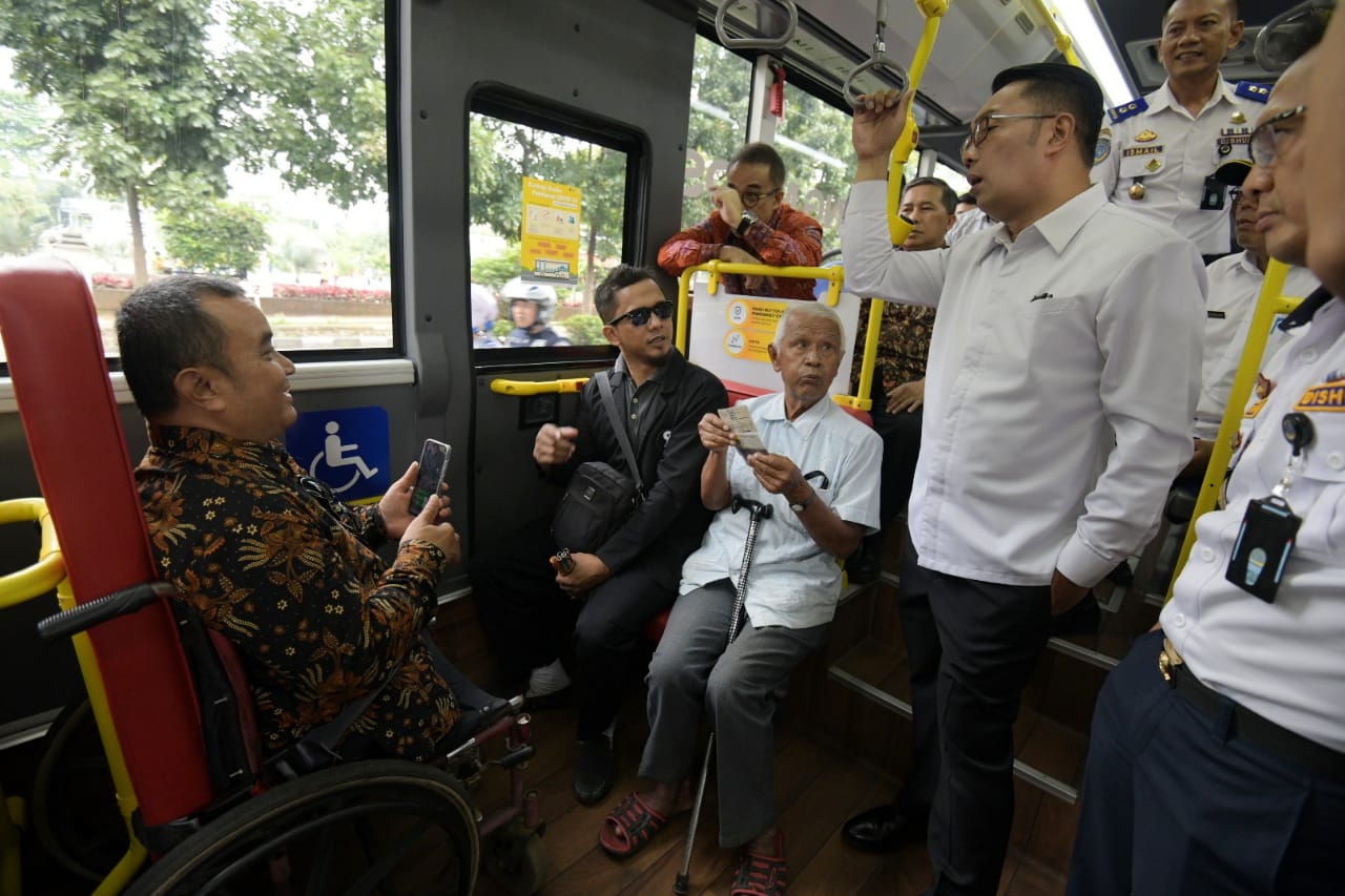 Gubernur Jabar, Ridwan Kamil berbincang dengan penyandang disabilitas saat uji coba bus ramah semua kalangan di Monumen Perjuangan, Jalan Dipatiukur, Kota Bandung, Rabu (11/3/2020). (Foto: Humas Pemprov Jabar)