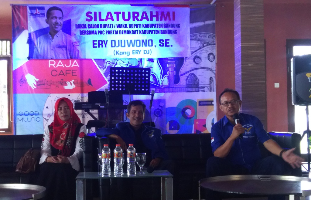 Bacalon Bupati Bandung dari Partai Demokrat, Ery Djuwono (tengah) didampingi Ketua Tim Penjaringan Calon dari DPC Partai Demokrat Kabupaten Bandung, Yuyu Saepudin (kanan). (Foto: Fattah/dara.co.id)