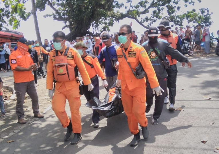 Tim SAR Gabungan membawa kantung mayat beriisi jasad Romi, korban tenggelam di laut lepas Batukareas, Kecamatan Cijulang, Kabupaten Pangandaran , Jawa Barat. (Foto: Humas Kantor SAR Bandung)