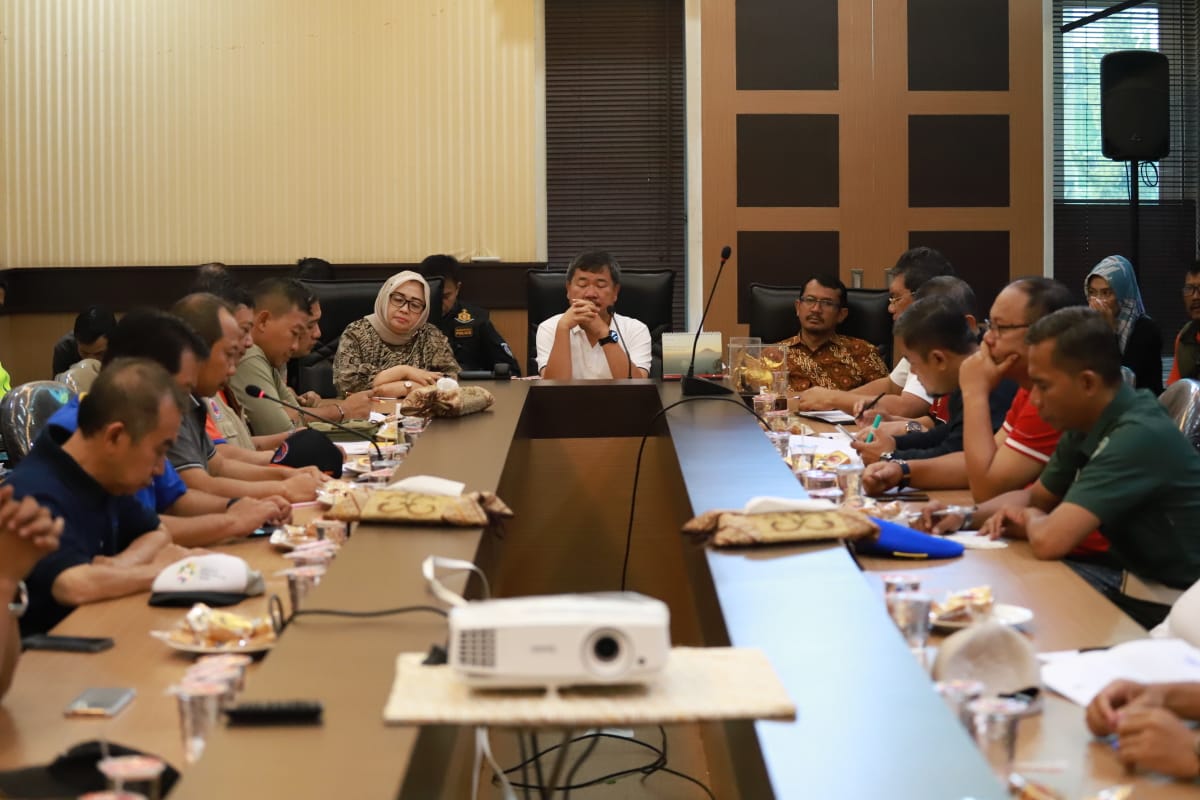 Forum Komunikasi Pimpinan Daerah (Forkopimda) Garut mengadakan rapat koordinasi di Pendopo Garut, untuk mengambil langkah dalam mencegah penyebaran virus Corona, Ahad (15/3/2020). (Foto: Beni/dara.co.id)