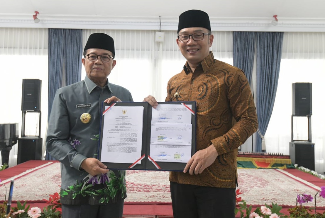 Gubernur Jawa Barat, Ridwan Kamil dan Gubernur Jambi, Fachrori Umar berfoto usai menandatangani naskah perjanjian kerja sama di Gedung Pakuan, jalan Cicendo, Kota Bandung, Kamis (12/3/2020). (Foto: Humas Pemprov Jabar)