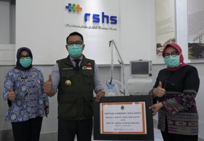 Gubernur Jawa Barat, Ridwan Kamil secara simbolis menyerahkan bantuan empat unit ventilator kepada Dirut RSHS Bandung, Nina Susana Dewi (kanan). (Foto: Humas Pemprov Jabar)