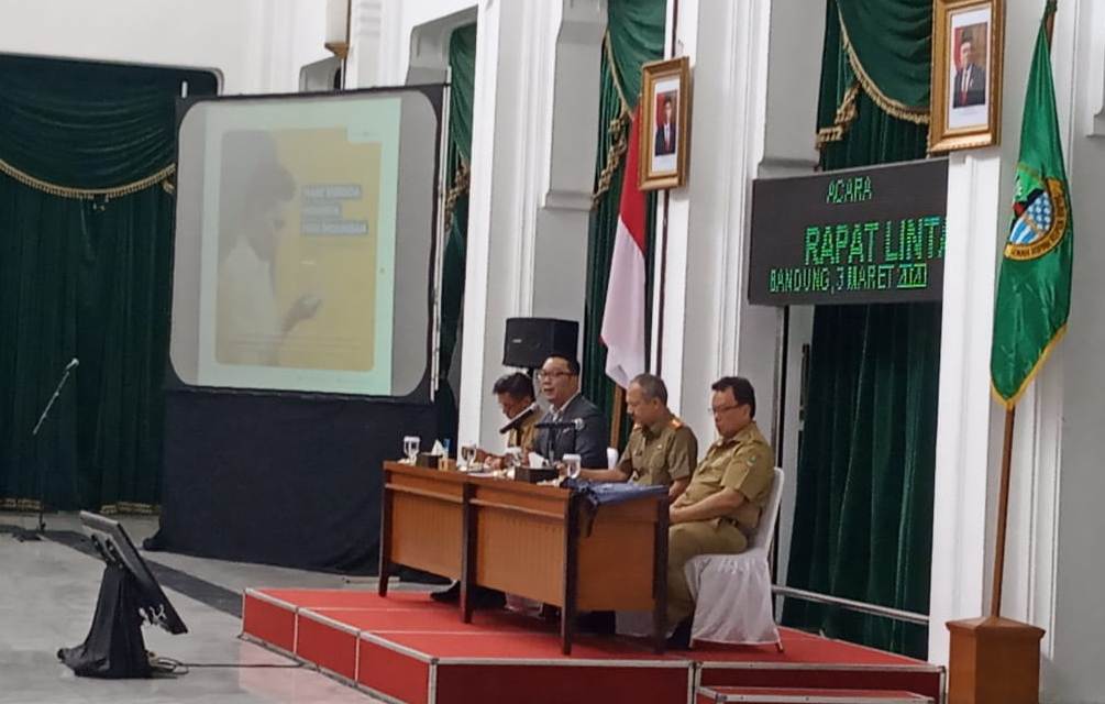 Gubernur Jawa Barat, Ridwan Kamil memimpin rakor di Aula Barat Gedung Sate, Jalan Diponegoro, Kota Bandung, Selasa (3/3/2020). (Foto: Ardian Resco/dara.co.id)