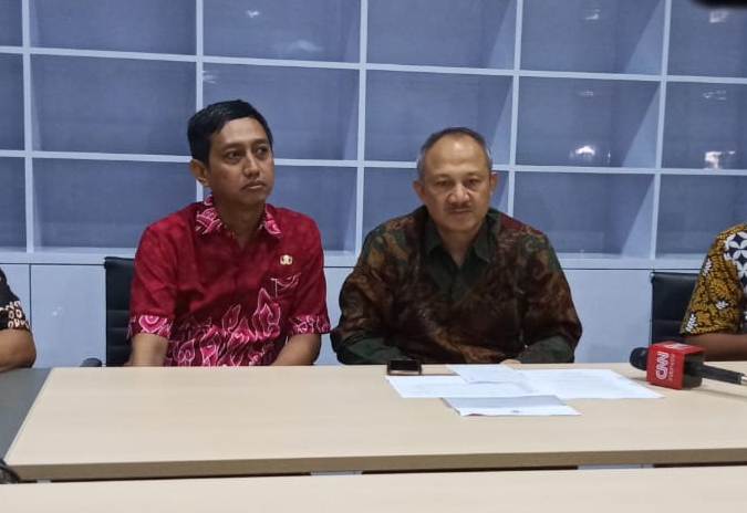 Sekda Jabar, Setiawan Wangsaatmaja (kanan) didampingi Kepala Diskominfo Jabar, Setiaji saat menggelar konferensi pers di Comand Center Gedung Sate, Jalan Diponegoro, Kota Bandung, Jumat (6/3/2020). (Foto: Ardian Resco/dara.co.id)