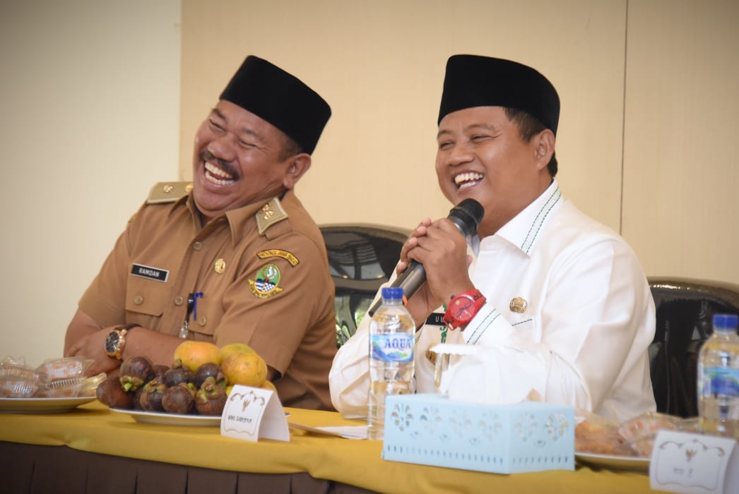 Wagub Jabar, Uu Ruzhanul Ulum saat saat memberikan arahan kepada para Kepala SMA/SMK/SLB se-Kabupaten Kuningan, Jawa Barat, di SMK Negeri 3 Kuningan, Senin (9/3/2020). (Foto: Humas Pemprov Jabar)