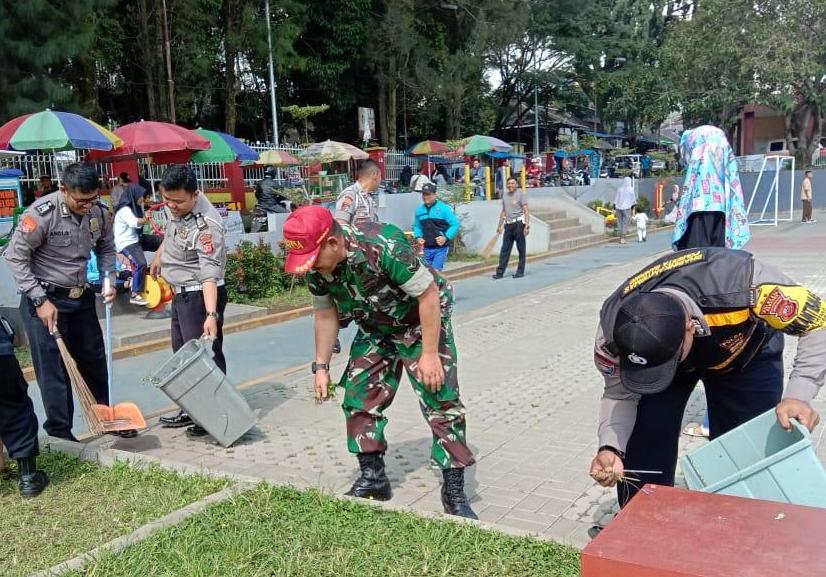 Ilustrasi/Sejumlah anggota Polsek dan Koramil Ciwidey melakukan kegiatan bersih-bersih lingkungan di sekitar Alun-alun Ciwidey, Kabupaten Bandung, Jawa Barat. (Foto: Humas Polsek Ciwidey)